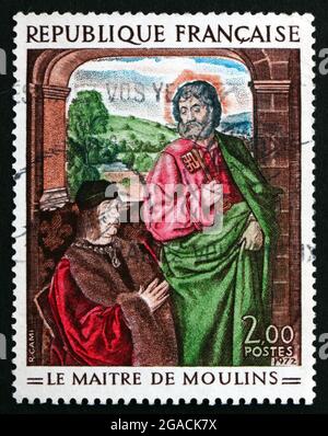 FRANKREICH - UM 1972: Eine in Frankreich gedruckte Briefmarke zeigt St. Peter mit Pierre de Bourbon, Gemälde von Maitre de Moulins, um 1972 Stockfoto
