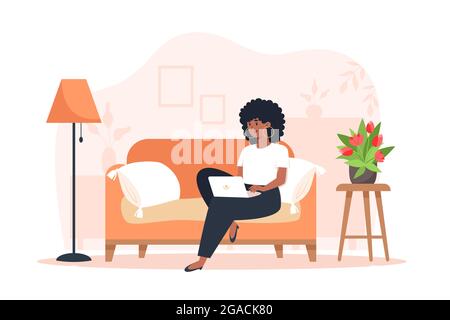 Junge Frau, die von zu Hause aus auf dem Sofa sitzt und am Laptop arbeitet Stock Vektor