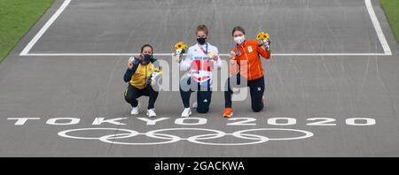 Tokio, Japan. Juli 2021. (L-R) die kolumbianische Silbermedaillengewinnerin Mariana Pajon, die britische Gordmedaillengewinnerin Bethany Shriever und die niederländische Bronzemedaillengewinnerin Merel Smulders posieren für Kameras während der Verleihung der Tokyo Olympics Women's BMX Racing Medal am Freitag, den 30. Juli 2021 im Ariake Urban Sports Park, Tokio, Japan. Foto von Keizo Mori/UPI Credit: UPI/Alamy Live News Stockfoto