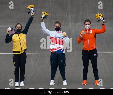 Tokio, Japan. Juli 2021. (L-R) die kolumbianische Silbermedaillengewinnerin Mariana Pajon, die britische Gordmedaillengewinnerin Bethany Shriever und die niederländische Bronzemedaillengewinnerin Merel Smulders posieren für Kameras während der Verleihung der Tokyo Olympics Women's BMX Racing Medal am Freitag, den 30. Juli 2021 im Ariake Urban Sports Park, Tokio, Japan. Foto von Keizo Mori/UPI Credit: UPI/Alamy Live News Stockfoto