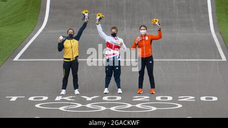 Tokio, Japan. Juli 2021. (L-R) die kolumbianische Silbermedaillengewinnerin Mariana Pajon, die britische Gordmedaillengewinnerin Bethany Shriever und die niederländische Bronzemedaillengewinnerin Merel Smulders posieren für Kameras während der Verleihung der Tokyo Olympics Women's BMX Racing Medal am Freitag, den 30. Juli 2021 im Ariake Urban Sports Park, Tokio, Japan. Foto von Keizo Mori/UPI Credit: UPI/Alamy Live News Stockfoto