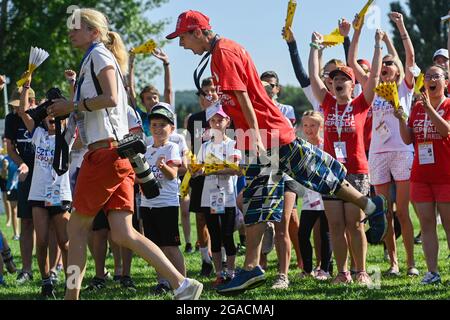 Prag, Tschechische Republik. Juli 2021. Tschechische Fans sehen sich einen Live-Stream von den Olympischen Sommerspielen 2020 in Tokio im Rahmen des Olympischen Festivals im Prager Stromovka-Park, Tschechische Republik, am 30. Juli 2021 an. Auf dem Foto feiern die Fans den Sieg des tschechischen Judoka Lukas Krpalek im 100 kg schweren Männerfinale gegen Guram Tushishvili aus Georgien. Quelle: Michal Kamaryt/CTK Photo/Alamy Live News Stockfoto