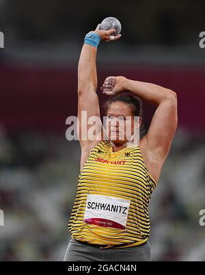 Tokio, Japan. Juli 2021. Leichtathletik: Olympische Spiele, Kugelschießen, Frauen, Christina Schwanitz aus Deutschland. Quelle: Michael Kappeler/dpa/Alamy Live News Stockfoto