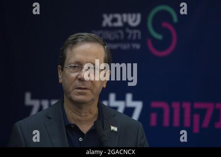 Ramat Gan, Israel. Juli 2021. Der israelische Präsident Isaac Herzog spricht mit Journalisten, bevor er am Freitag, den 30. Juli 2021, eine dritte Injektion eines Coronavirus-Impfstoffs im Sheba Medical Center in Ramat Gan, Israel, erhalten hat. Pool Foto von Maya Alleruzzo/UPI Kredit: UPI/Alamy Live News Stockfoto