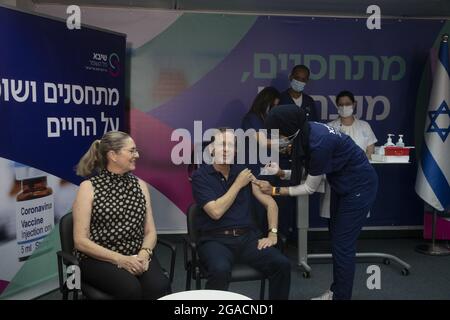 Ramat Gan, Israel. Juli 2021. Der israelische Präsident Isaac Herzog erhält am Freitag, den 30. Juli 2021, eine dritte Injektion eines Coronavirus-Impfstoffs, während seine Frau Michal, die sich nach links aufmachte, im Sheba Medical Center in Ramat Gan, Israel, reagiert. Pool Foto von Maya Alleruzzo/UPI Kredit: UPI/Alamy Live News Stockfoto