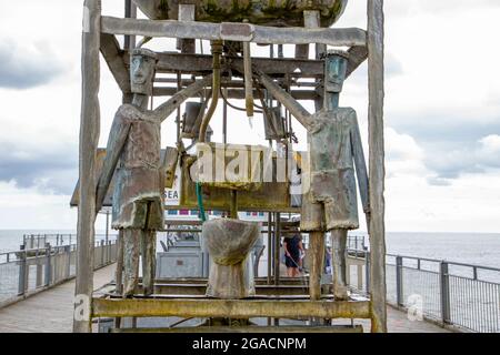 SOUTHWOLD, GROSSBRITANNIEN - 10. Aug 2016: Die Details zur Wasseruhr von Tim Hunkin und will Jackson am Southwold Pier, Stockfoto