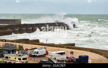 Brighton UK 30. Juli 2021 - Wellen schlagen über der Westwand der Brighton Marina, während Sturm Evert durch das Land fegt, mit Windgeschwindigkeiten, die in einigen Gegenden bis zu 60 km/h erreichen werden : Credit Simon Dack / Alamy Live News Stockfoto