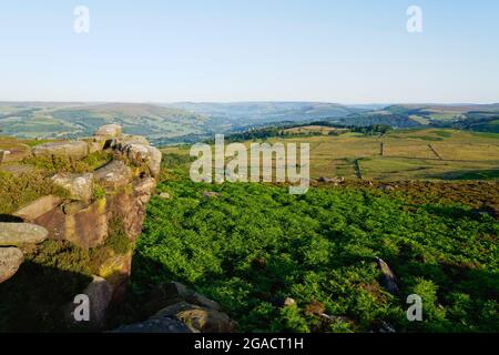 Ein nebliger Morgen über den Feldern und Mooren von Derbyshire von oben auf Surprise View. Stockfoto