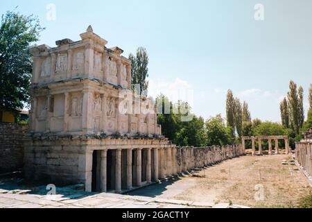 Die antike Stadt Aphrodisias befindet sich in Aydın. Es zieht mit seinen Marmorstrukturen Aufmerksamkeit auf sich. Alte Säulen, Mauern, Tempel. Stockfoto