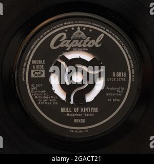 Mull of Kintyre von Paul McCartney und Wings, ein Stock-Foto der 7' Single Vinyl-Schallplatte mit 45 U/min im Cover Stockfoto