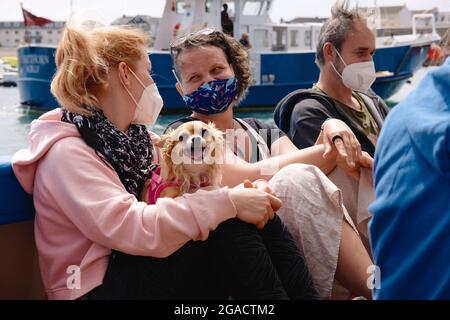 Personen auf einer Fähre nach St. Martin's, die von St. Mary's Island, Isles of Scilly, Cornwall, England, Großbritannien, Juli 2021 Stockfoto