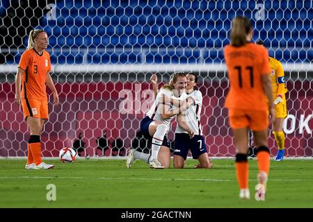 Yokohama, Japan. Juli 2021. YOKOHAMA, JAPAN - 30. JULI: Samantha Mewis aus den Vereinigten Staaten feiert, nachdem sie beim Viertelfinale des Olympischen Fußballturniers in Tokio 2020 zwischen den Niederlanden und den Vereinigten Staaten im International Stadium Yokohama am 30. Juli 2021 in Yokohama ihr erstes Tor mit Tobin Heath aus den Vereinigten Staaten erzielt hat, Japan (Foto: Pablo Morano/Orange Picics) NOCNSF Credit: Orange Pics BV/Alamy Live News Stockfoto