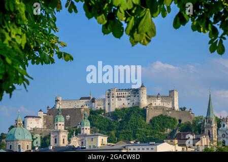 Salzburg, Österreich; 3. August 2021 - BLICK auf Hohensalzburg. Es ist eine große mittelalterliche Festung in der Stadt Salzburg, Österreich. Er sitzt auf dem Festun Stockfoto