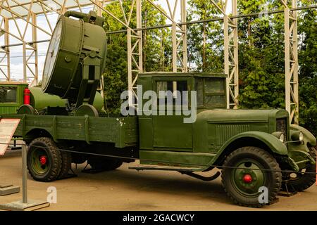 Moskau/Russland; 30 2019. Juni: Sowjetische Z-154B motorisierte Suchscheinwerferstation, ausgestellt im Museum des Großen Vaterländischen Krieges Stockfoto