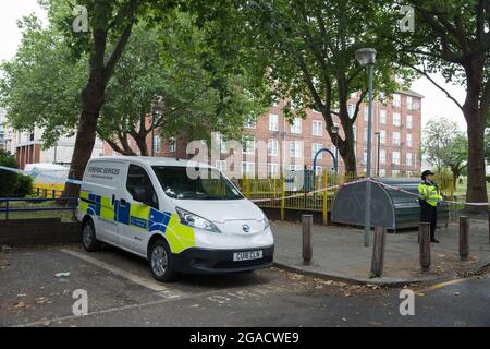 LONDON, GROSSBRITANNIEN. Juli 2021. Polizei und forensischer Beamter am Tatort, nachdem ein 30-jähriger Mann in Greenwich im Süden Londons tödlich erstochen wurde. Mann in den Zwanzigern wurde wegen Mordverdachts verhaftet. Die Polizei wurde um 1:06am Uhr gerufen, um zu berichten, dass ein Mann erstochen wurde. Das Opfer starb um 2:37 Uhr. Foto: Marcin Nowak/Alamy Live News Stockfoto