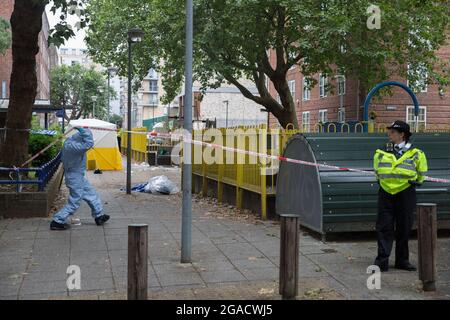 LONDON, GROSSBRITANNIEN. Juli 2021. Polizei und forensischer Beamter am Tatort, nachdem ein 30-jähriger Mann in Greenwich im Süden Londons tödlich erstochen wurde. Mann in den Zwanzigern wurde wegen Mordverdachts verhaftet. Die Polizei wurde um 1:06am Uhr gerufen, um zu berichten, dass ein Mann erstochen wurde. Das Opfer starb um 2:37 Uhr. Foto: Marcin Nowak/Alamy Live News Stockfoto