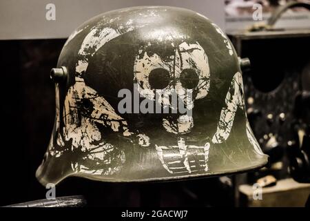 Moskau, Russland: 18 2018. März: Finnischer Militärhelm des Zweiten Weltkriegs, ausgestellt im Miltar-Museum von moskau Stockfoto