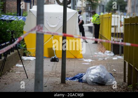 LONDON, GROSSBRITANNIEN. Juli 2021. Polizei und forensischer Beamter am Tatort, nachdem ein 30-jähriger Mann in Greenwich im Süden Londons tödlich erstochen wurde. Mann in den Zwanzigern wurde wegen Mordverdachts verhaftet. Die Polizei wurde um 1:06am Uhr gerufen, um zu berichten, dass ein Mann erstochen wurde. Das Opfer starb um 2:37 Uhr. Foto: Marcin Nowak/Alamy Live News Stockfoto