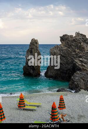 Faraglioni in den Cinque Terre - Monterosso al Mare - Ligurien. Sonnenuntergang Stockfoto