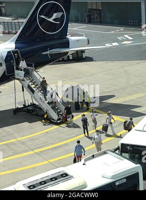 30. Juli 2021, Hessen, Frankfurt/Main: Flugreisende verlassen einen Lufthansa Airbus A320neo auf dem Vorfeld des Frankfurter Flughafens. Für diejenigen, die aus ihren Sommerferien zurückkehren, werden ab diesem Sonntag neue Testverpflichtungen zum Schutz vor einer Corona-Ausbreitung in Kraft treten. Foto: Arne Dedert/dpa Stockfoto