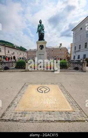 Salzburg, Österreich; 28. Juli 2021 - im Zentrum des Mozartplatzes steht die Mozart-Statue von Ludwig Schwanthaler der Mozartplatz befindet sich im Cent Stockfoto