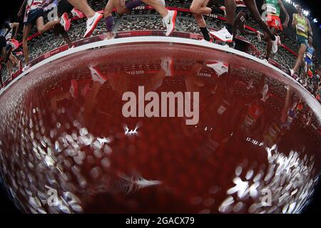 Tokio, Japan. Juli 2021. Die Athleten treten beim 10000-Meter-Finale der Männer bei den Olympischen Spielen 2020 in Tokio, Japan, am 30. Juli 2021 an. Quelle: Li Ming/Xinhua/Alamy Live News Stockfoto