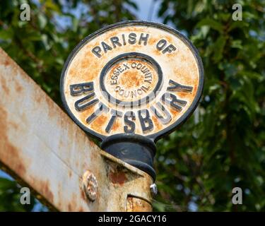 Essex, Großbritannien - 20. Juli 2021: Ein Vintage-Schild im Dorf Stock in Essex, Großbritannien, das Passanten darauf aufmerksam macht, dass sie sich in der Gemeinde Buttsbury befinden Stockfoto