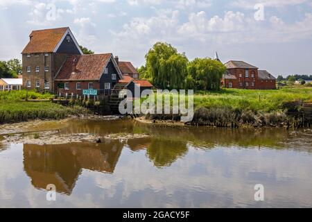 Essex, Großbritannien - 20. Juli 2021: Blick auf die historische Gezeitenmühle im Dorf Battlesbridge in Essex, Großbritannien. Stockfoto