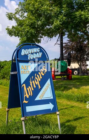 Essex, Großbritannien - 20. Juli 2021: Antiquitäten-Zeichen im schönen Dorf Battlesbridge in Essex, Großbritannien. Stockfoto