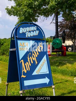 Essex, Großbritannien - 20. Juli 2021: Antiquitäten-Zeichen im schönen Dorf Battlesbridge in Essex, Großbritannien. Stockfoto