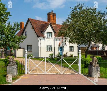 Essex, Großbritannien - 20. Juli 2021: Ein schönes Haus im Dorf Battlesbridge in Essex, Großbritannien. Stockfoto