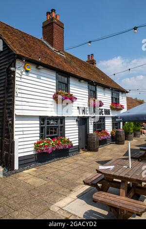 Essex, Großbritannien - 20. Juli 2021: Das Barge Inn Public House im Dorf Battlesbridge in Essex, Großbritannien. Stockfoto