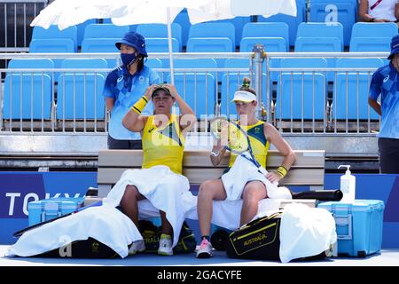 Tokio, Japan, 28. Juli 2021. Barty und Sanders machen eine Pause in der heißen Hitze während des Finales des Frauen-Doppeltennisviertels zwischen Ash Barty und Storm Sanders aus Australien und Barbora Krejcikova und Katerina Siniakova aus der Tschechischen Republik am 5. Tag der Olympischen Spiele in Tokio 2020. Quelle: Dave Hewison/Speed Media/Alamy Live News Olympische Spiele 2020 in Tokio im Ariake Tennis Park am 28. Juli 2021 in Tokio, Japan. (Foto von Pete Dovgan/Speed Media/Alamy Live News) Stockfoto