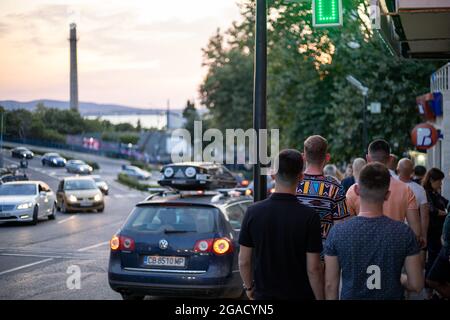 Sozopol, Burgas Bulgarien - 07 24 2021: Straßenansicht von Touristen und Verkehr in Sozopol in der Dämmerung Stockfoto