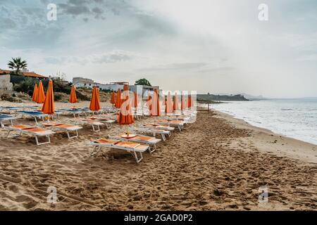 Blick auf Sonnenschirme, Liegestühle am Sandstrand und Meer.leerer Strand wartet auf Touristen, Sizilien, Italien.Reisebüro Konzept Banner.Relax Urlaub Stockfoto