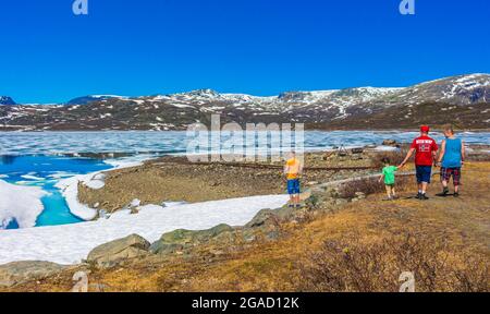Viken Norwegen 05. Juni 2016 Wanderer und Touristen an gefrorenen Vavatn See und Berge im Sommer in Hemsedal Norwegen. Stockfoto