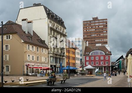 La-Chaux-de-Fonds, Schweiz - 7. Juli 2021: Lebendiger Platz im Stadtzentrum mit gemischter Architektur Stockfoto