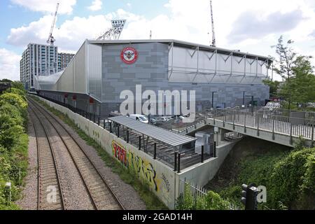 Das neue Stadion des Brentford Football Club in der Nähe der Kew Bridge, West London. Außerdem ist hier der Irish Rugby Club London beheimatet. Blick vom Westen. Entworfen von AFL Architects. Stockfoto