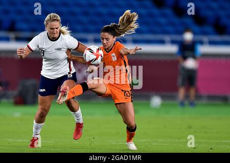 Yokohama, Japan. Juli 2021. YOKOHAMA, JAPAN – JULI 30: Lindsey Horan von den Vereinigten Staaten und Danielle van de Donk von den Niederlanden kämpfen während des Viertelfinalkampfs der Olympischen Fußballturniere von Tokio 2020 zwischen den Niederlanden und den Vereinigten Staaten im Internationalen Stadion Yokohama am 30. Juli 2021 in Yokohama, Japan (Foto von Pablo Morano/Orange Picles) NOCNSF Credit: Orange Pics BV/Alamy Live News Stockfoto