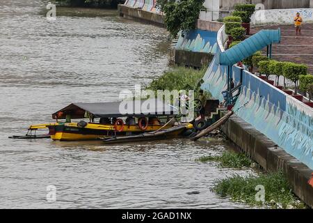 (210730) -- MAKATI, 30. Juli 2021 (Xinhua) -- Menschen besteigen ein Fährschiff auf dem Pasig River in Makati von Metro Manila, Philippinen, 30. Juli 2021. Die philippinische Hauptstadt Metro Manila wird vom 6. Bis 20. August zur strengsten Sperre zurückkehren, da COVID-19-Infektionen ansteigen, sagte der Sprecher des Präsidenten Harry Roque hier am Freitag. In der Zwischenzeit sagte Roque, dass Metro Manila von Freitag an unter „verschärften Beschränkungen“ bleiben wird, bis die harte Sperre nächste Woche verhängt wird. (Xinhua/Rouelle Umali) Stockfoto