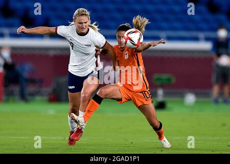 Yokohama, Japan. Juli 2021. YOKOHAMA, JAPAN – JULI 30: Lindsey Horan von den Vereinigten Staaten und Danielle van de Donk von den Niederlanden kämpfen während des Viertelfinalkampfs der Olympischen Fußballturniere von Tokio 2020 zwischen den Niederlanden und den Vereinigten Staaten im Internationalen Stadion Yokohama am 30. Juli 2021 in Yokohama, Japan (Foto von Pablo Morano/Orange Picles) NOCNSF Credit: Orange Pics BV/Alamy Live News Stockfoto