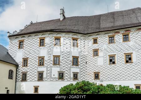 Velke Losiny, Tschechische Republik - Juli 12,2021. Schloss in der Tschechischen Kurstadt, Ostböhmen, Jeseniky Mountains.Romantisches Renaissance-Schloss mit Sgraffito Stockfoto