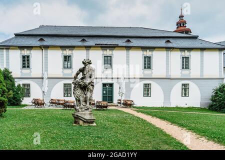 Velke Losiny, Tschechische Republik - Juli 12,2021. Schloss in der Tschechischen Kurstadt, Ostböhmen, Jeseniky Mountains.Romantisches Renaissance-Schloss mit Sgraffito Stockfoto