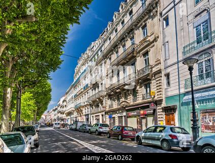 Ahornbäume, Mietshäuser aus dem späten 19. Jahrhundert in Allees Paul Riquet, in Beziers, Departement Herault, Region Oczitanie, Frankreich Stockfoto