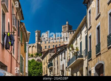 Kathedrale Saint-Nazaire (Kathedrale St-Nazaire), Blick von der Avenue Valentin Duc in Beziers, Departement Herault, Region Oskitanie, Frankreich Stockfoto