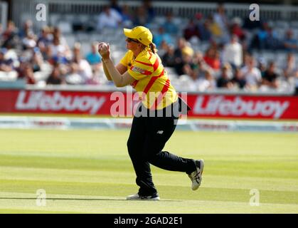 LONDON, ENGLAND - 29. Juli: Sammy-Jo Johnson von Trent Rockets Frauen erwischten Naomi Dattani von London Spirit Women während der Hundert zwischen London Spiri Stockfoto