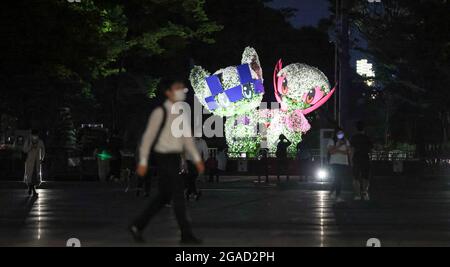 30. Juli 2021, Japan, Tokio: Aus Pflanzen gebildete Figuren repräsentieren die Maskottchen Miraitowa (l) für die Olympischen Spiele und Someity für die Paralympics. Die Olympischen Spiele 2020 in Tokio finden von 23.07.2021 bis 08.08.2021 statt. Foto: Jan Woitas/dpa-Zentralbild/dpa Stockfoto