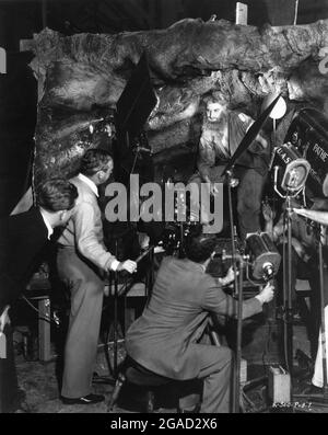 ROBERT DONAT am Set offen mit Movie Crew während der Dreharbeiten zum GRAF VON MONTE CRISTO 1934 Regisseur ROWLAND V. LEE Roman Alexandre Dumas Drehbuch Philip Dunne Dan Totheroh und Rowland V. Lee Kinematographie J. Peverell Marley Musik Alfred Newman Produzent Edward Small Reliance Productions / United Artists Stockfoto