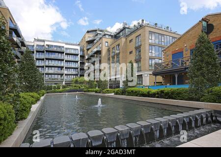 Neues Wohngebiet am Flussufer an der Kew Bridge, West-London, neben der Themse. Stockfoto