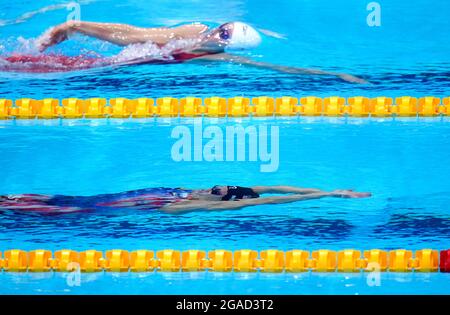 Die US-Amerikanerin Rhyan Elizabeth White (unten) während der Hitze 2 des 4 x 100 m-Medley-Staffs der Frauen im Tokyo Aquatics Center am siebten Tag der Olympischen Spiele in Tokio 2020 in Japan. Bilddatum: Freitag, 30. Juli 2021. Stockfoto